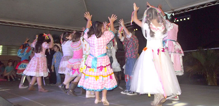 Danças típicas de festa junina no Arraiá do BIJU