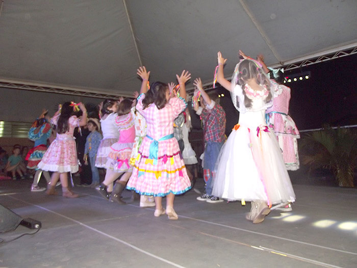 Danças típicas de festa junina no Arraiá do BIJU